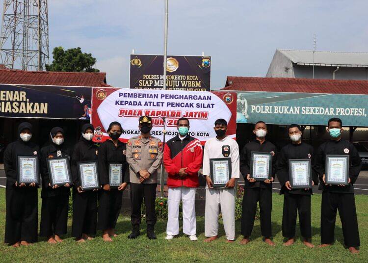 Kapolresta Mojokerto Beri Penghargaan Delapan Atlet Pencak Silat “Piala Kapolda Jatim” 