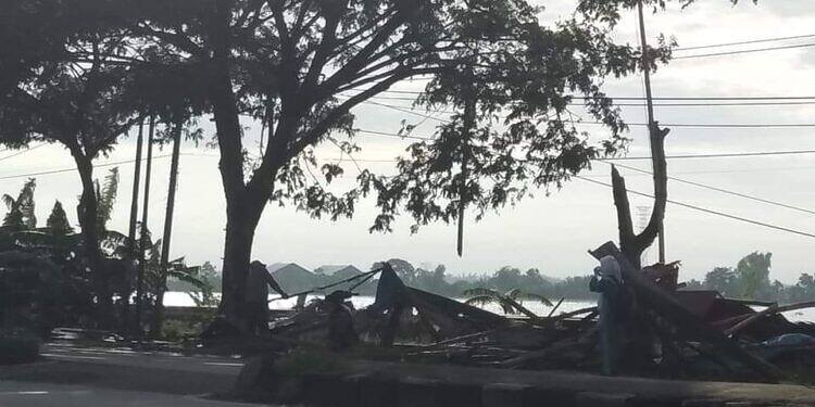 Cuaca Ekstrim, Warga Masyarakat Lamongan, Penggunaan Jalan, dan Pengendara, Harap Berhati-hati Terutama Saat Hujan Lebat.