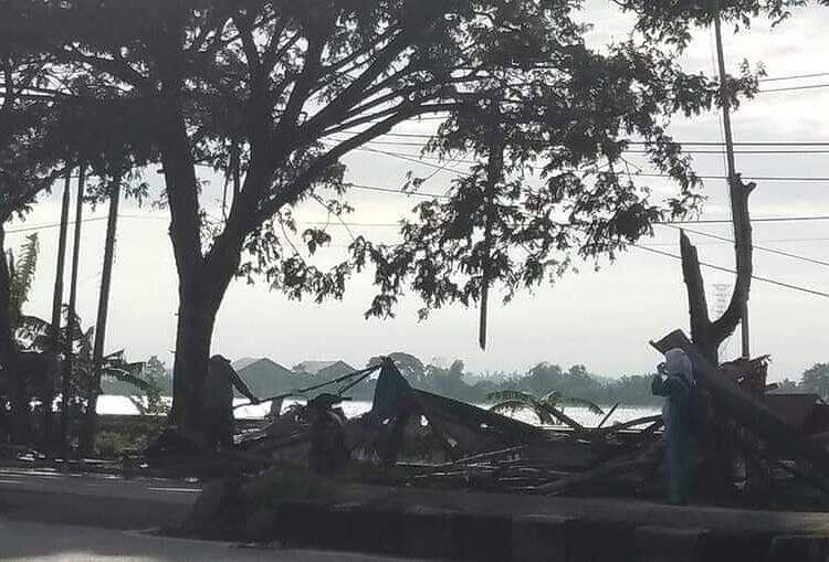 Cuaca Ekstrim, Warga Masyarakat Lamongan, Penggunaan Jalan, dan Pengendara, Harap Berhati-hati Terutama Saat Hujan Lebat.