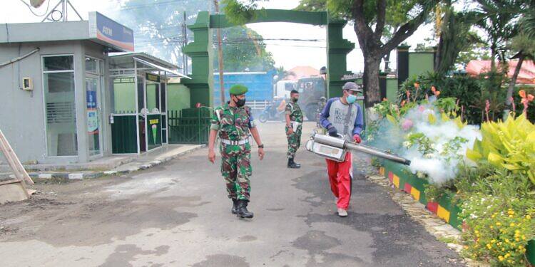Dengan Sigap Anggota Kodim 0812 Lamongan Adakan Fogging dalam Antisipasi Terjadinya Penyakit DBD
