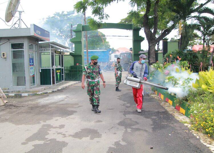 Dengan Sigap Anggota Kodim 0812 Lamongan Adakan Fogging dalam Antisipasi Terjadinya Penyakit DBD