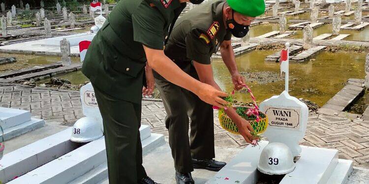 Peringati Hari Juang TNI-AD, Kodim 0812/Lamongan Gelar Ziarah Tabur Bunga di TMP Kusuma Negara