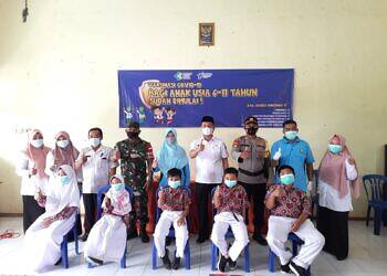 Babinsa Laren monitoring Launching Serbuan Vaksinasi Usia 6-11 Tahun di SD Negri Gampang Sejati