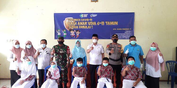 Babinsa Laren monitoring Launching Serbuan Vaksinasi Usia 6-11 Tahun di SD Negri Gampang Sejati