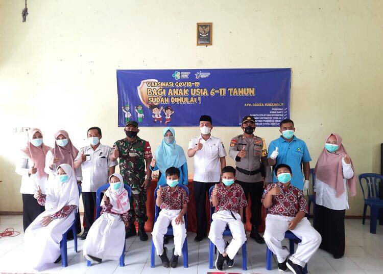 Babinsa Laren monitoring Launching Serbuan Vaksinasi Usia 6-11 Tahun di SD Negri Gampang Sejati