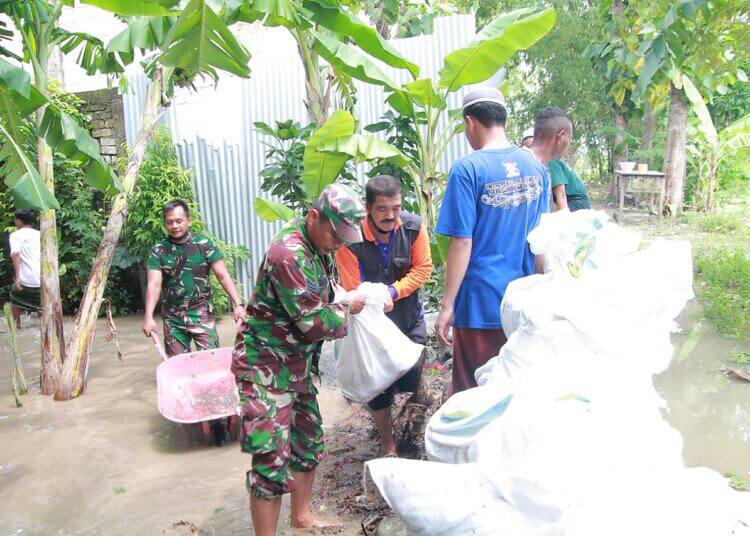 TNI di Lamongan Bahu-Membahu Bersama Masyarakat dalam Membuat Tanggul Penahan Banjir