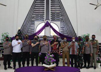 Kapolres Gresik Tinjau Kesiapan Gereja Jelang Natal