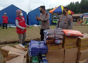 Kapolres Gresik Datangi Posko Penanggal Salurkan Bantuan Korban Bencana Semeru