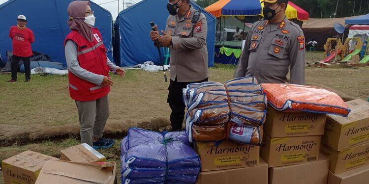 Kapolres Gresik Datangi Posko Penanggal Salurkan Bantuan Korban Bencana Semeru