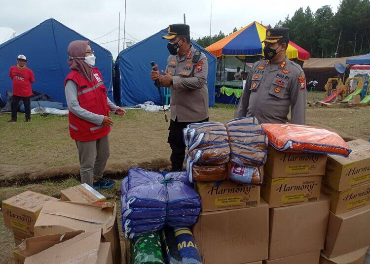 Kapolres Gresik Datangi Posko Penanggal Salurkan Bantuan Korban Bencana Semeru