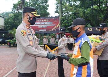 Kapolres Malang Berikan Penghargaan kepada Pak Yit, Penjaga Perlintasan KA Kuncoro