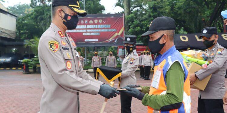 Kapolres Malang Berikan Penghargaan kepada Pak Yit, Penjaga Perlintasan KA Kuncoro