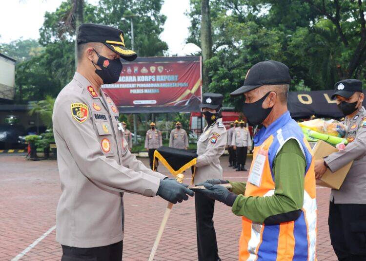 Kapolres Malang Berikan Penghargaan kepada Pak Yit, Penjaga Perlintasan KA Kuncoro