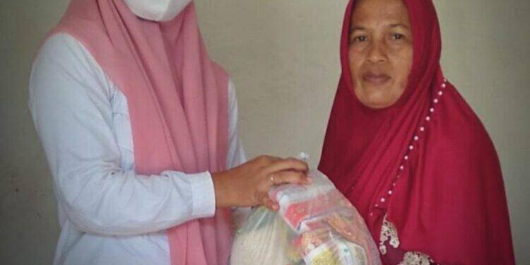 Puncak Peringatan Hari Ibu Ke-93 Tahun 2021, Kades Kesambi, Pucuk Lakukan Bakti Sosial