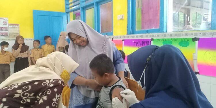 Vaksinasi Covid-19 Bagi Anak-anak Usia 12 di desa Kesambi, Pucuk.