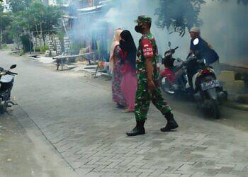 Babinsa Dampingi Kegiatan Fogging di Wilayah Binaanya