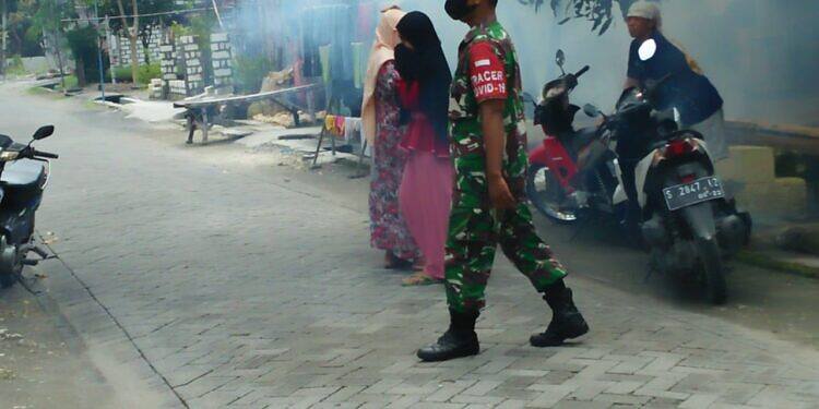 Babinsa Dampingi Kegiatan Fogging di Wilayah Binaanya