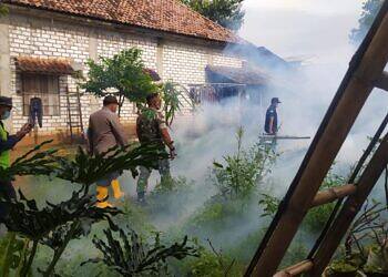 Babinsa Solokuro Dampingi Petugas Puskesmas Fogging Desa Binaan