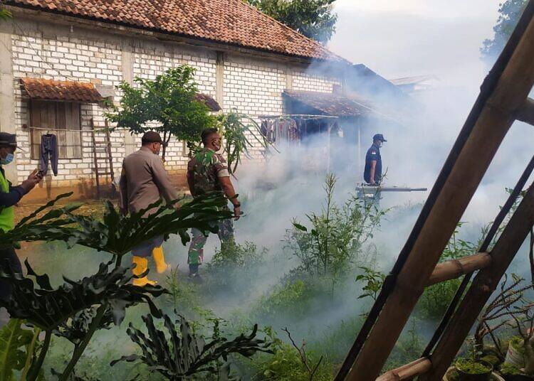 Babinsa Solokuro Dampingi Petugas Puskesmas Fogging Desa Binaan