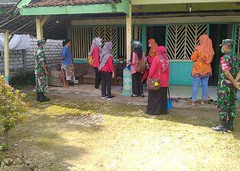 Door To Door, Babinsa Koramil kembangbahu Dampingi Tim Vaksinasi Lansia di Desa Binaan