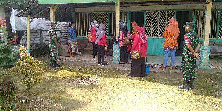 Door To Door, Babinsa Koramil kembangbahu Dampingi Tim Vaksinasi Lansia di Desa Binaan