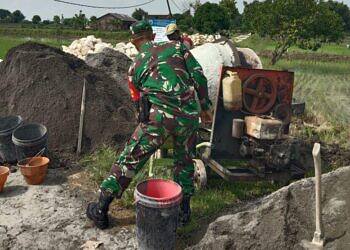 Bersama Masyarakat Babinsa Koramil 0812/04 Tikung Membantu Membuat Plengsengan.