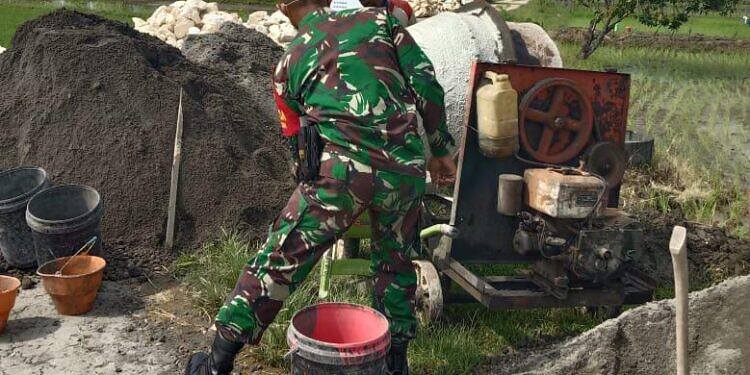 Bersama Masyarakat Babinsa Koramil 0812/04 Tikung Membantu Membuat Plengsengan.