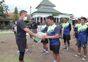 Jaga Imun Tubuh dan Kekompakan Prajurit. Kodim 0812 Lamongan Gelar Turnamen Bola Folly