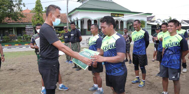 Jaga Imun Tubuh dan Kekompakan Prajurit. Kodim 0812 Lamongan Gelar Turnamen Bola Folly