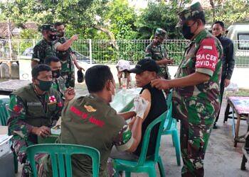 Tim Mobile Vaksinasi Kodim 0812 Lamongan Keliling Sosialisasikan Pendataan Warga yang Belum Vaksin di Pasar Warukulon