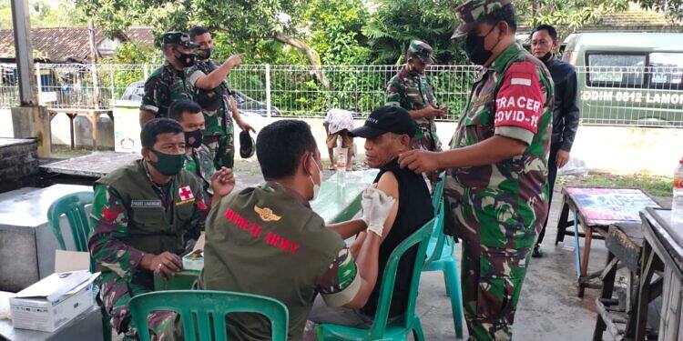 Tim Mobile Vaksinasi Kodim 0812 Lamongan Keliling Sosialisasikan Pendataan Warga yang Belum Vaksin di Pasar Warukulon