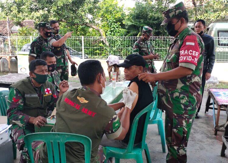 Tim Mobile Vaksinasi Kodim 0812 Lamongan Keliling Sosialisasikan Pendataan Warga yang Belum Vaksin di Pasar Warukulon