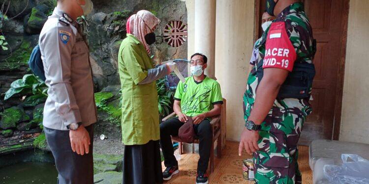 Upaya Babinsa Koramil Kedungpring Bersama Tim Tracing Lakukan Penelusuran Kontak Erat