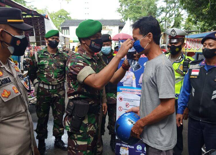 Tak Henti – Henti Aparat Gabungan TNI Polri di Lamongan Terus Berikan Himbauan Prokes Saat Laksanakan Patroli Gabungan