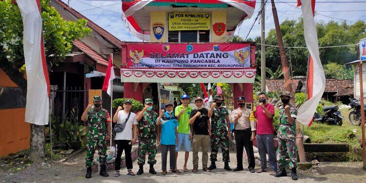Anggota TNI Gotong Royong Bersama Warga Bangun Kampung Pancasila di Desa Kedungpring