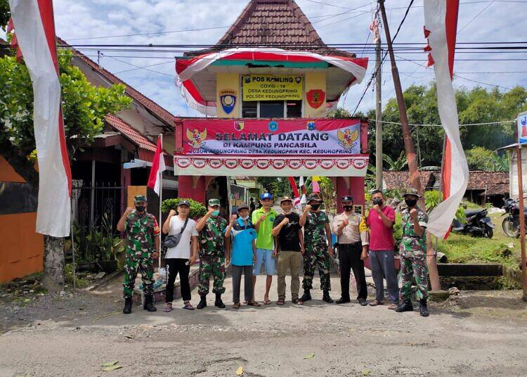 Anggota TNI Gotong Royong Bersama Warga Bangun Kampung Pancasila di Desa Kedungpring