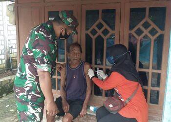 Door To Door, Babinsa Koramil 0812/06 Ngimbang Dampingi Tim Vaksinasi Lansia di Desa Binaan