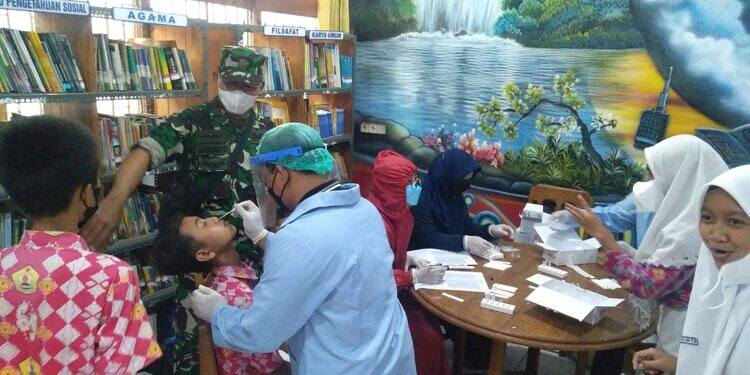 Babinsa dan Bhabinkamtibmas Dampingi Pelaksanaan Swab Tes pada Siswa Sekolah SMP Negri 1 Pucuk
