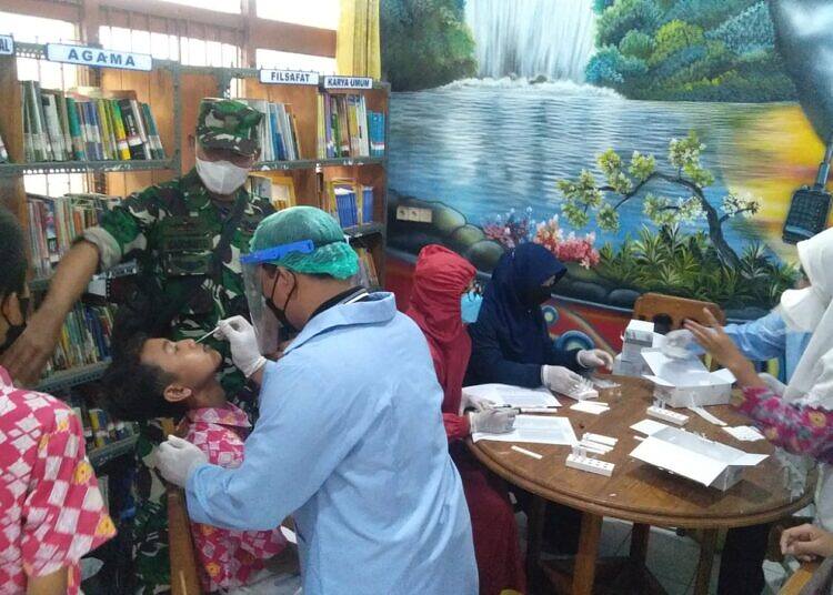 Babinsa dan Bhabinkamtibmas Dampingi Pelaksanaan Swab Tes pada Siswa Sekolah SMP Negri 1 Pucuk