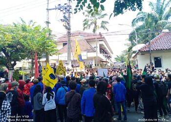 “Cipayung Lamongan,” Aksi Gabung Unjuk Rasa Mahasiswa HMI, GMNI dan PMII, Geruduk Gedung DPRD Sampaikan Aspirasinya