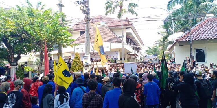 “Cipayung Lamongan,” Aksi Gabung Unjuk Rasa Mahasiswa HMI, GMNI dan PMII, Geruduk Gedung DPRD Sampaikan Aspirasinya