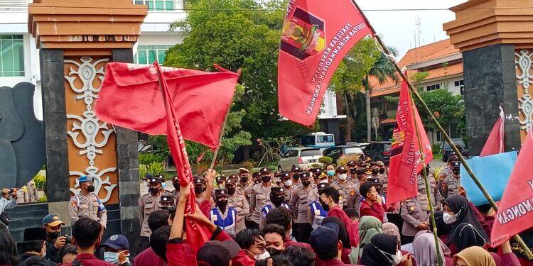 Ratusan Mahasiswa Ikatan Mahasiswa Muhammadiyah (IMM) Geruduk Gedung Pemkab Lamongan, Sampaikan Hal ini :