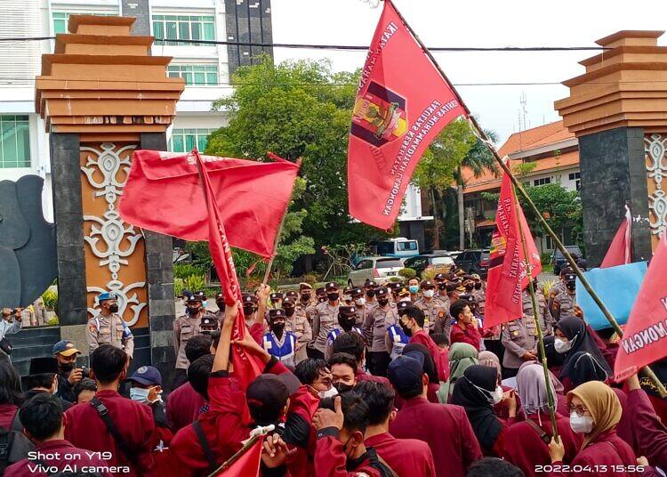 Ratusan Mahasiswa Ikatan Mahasiswa Muhammadiyah (IMM) Geruduk Gedung Pemkab Lamongan, Sampaikan Hal ini :