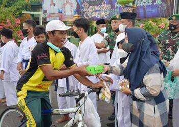 Danrem 081/DSJ Bersama Karateka INKAI Bagi-bagi Takjil