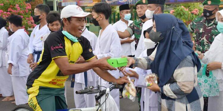 Danrem 081/DSJ Bersama Karateka INKAI Bagi-bagi Takjil