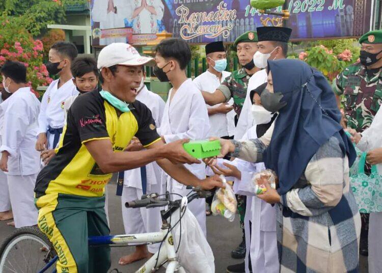 Danrem 081/DSJ Bersama Karateka INKAI Bagi-bagi Takjil