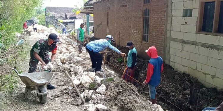 Babinsa Bantu Warga dalam Perbaikan Drainase dan Gorong-Gorong Parit Jalan