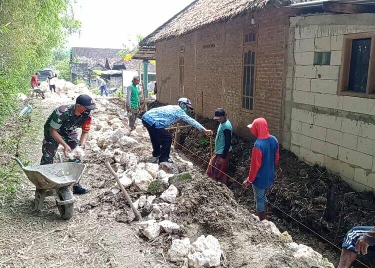 Babinsa Bantu Warga dalam Perbaikan Drainase dan Gorong-Gorong Parit Jalan