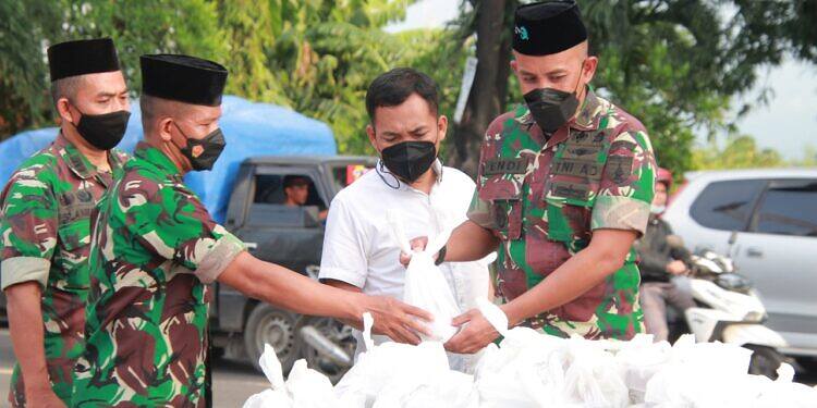 Jumat Berkah, Kodim 0812/Lamongan Bagikan 402 Paket Takjil