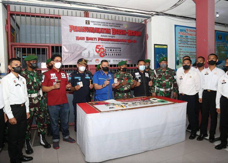 Petugas Gabungan Razia Kamar Hunian Lapas Klas IIB Lamongan, Ini Temuannya